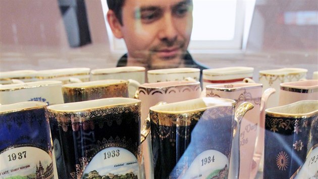 Unikátní sbírka karlovarských lázeňských pohárků, kterou spravuje Lukáš Lojín, má šanci dostat se do Guinessovy knihy rekordů.
