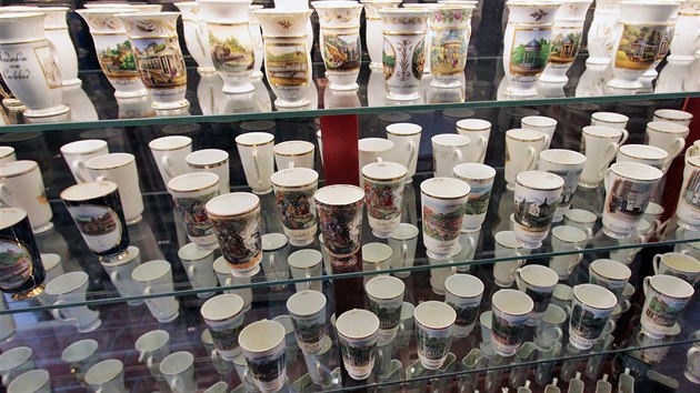 Unikátní sbírka karlovarských lázeňských pohárků, kterou spravuje Lukáš Lojín, má šanci dostat se do Guinessovy knihy rekordů.