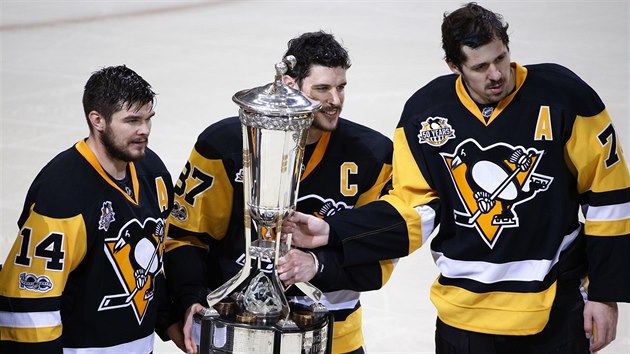 Chris Kunitz, Sidney Crosby a Jevgenij Malkin (zleva) z Pittsburghu s trofej pro vtze Vchodn konference NHL.