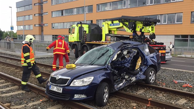 V Blohorsk ulici si srazila tramvaj s taxkem (25.5.2017)