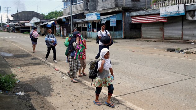 Filipnsk armda pokrauje v bojch proti pslunkm islamistickch milic v Marawi, z msta utkaj tisce lid (27. kvtna 2017).