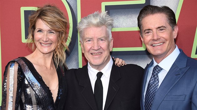 Reisr David Lynch (uprosted) a herci Kyle MacLachlan a Laura Dernov na premie Twin Peaks v Los Angeles