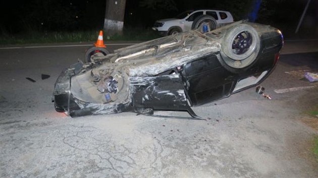 Opilý mladý řidič dostal s autem smyk a narazil do betonového zábradlí. Auto se poté převrátilo a po střeše ujelo ještě další desítky metrů.
