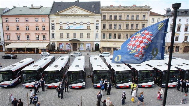Olomouck dopravn podnik pevzal deset novch autobus, kterm na Hornm nmst poehnal arcibiskup Jan Graubner.