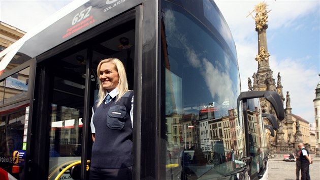 Olomouck dopravn podnik pevzal deset novch autobus, kterm na Hornm nmst poehnal arcibiskup Jan Graubner.