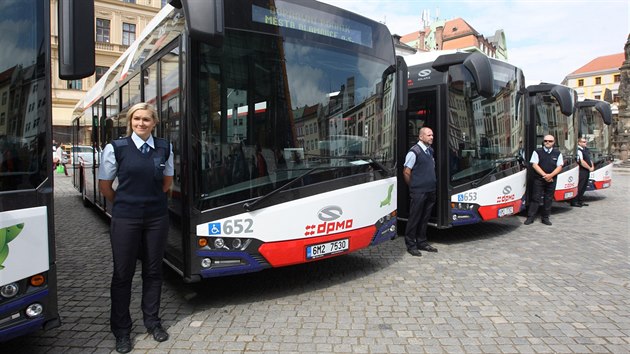 Olomouck dopravn podnik pevzal deset novch autobus, kterm na Hornm nmst poehnal arcibiskup Jan Graubner.