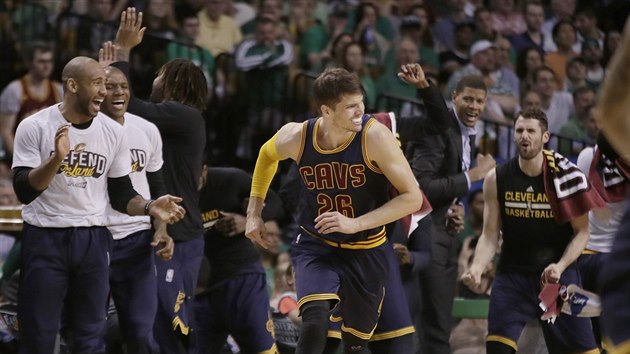 Kyle Korver i jeho clevelandt spoluhri na lavice se raduj z trojky proti Bostonu.