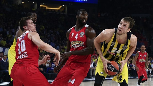 Jan Vesel (vpravo) z Fenerbahce hled prostor k zakonen, brn ho Patric Young (uprosted) a Dimitrios Agravanis z Olympiakosu.