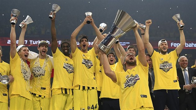 Basketbalist Fenerbahce slav svj prvn euroligov titul.