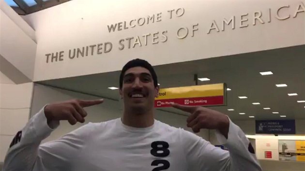 Tureck basketbalov hvzda Enes Kanter se po nvratu do Spojench stt me usmvat. Jeho zem mu vak zruila pas a dostala ho do pot v Rumunsku.