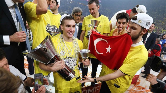 Basketbalist Fenerbahce oslavuj vtzstv v Eurolize. S pohrem Bogdan Bogdanovi.