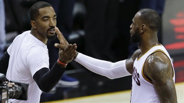 J. R. Smith (vlevo) a LeBron James oslavuj ko Clevelandu.