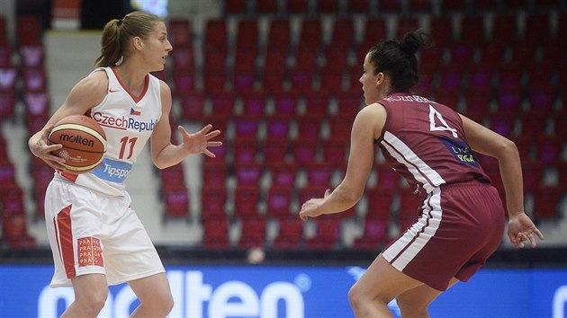 Česká basketbalistka Kateřina Elhotová (vlevo) v souboji s lotyšskou reprezentantkou Ditou Rozenbergovou.