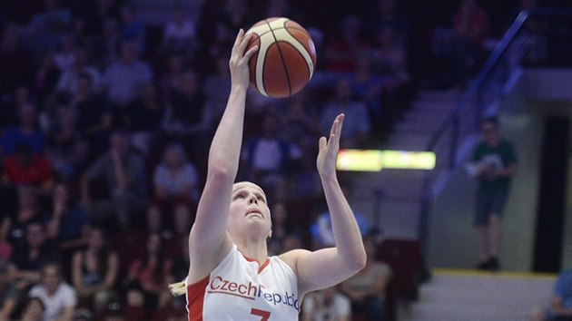 esk basketbalistka Alena Hanuov zakonuje na lotysk ko.