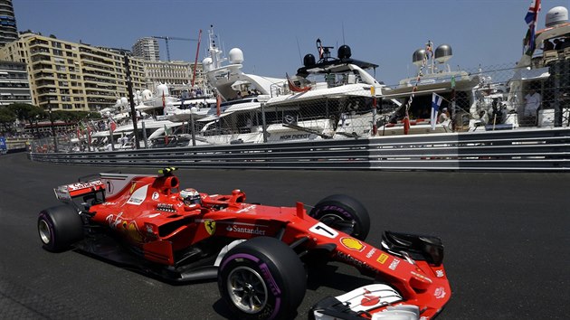 Kimi Rikknen z Ferrari si jede pro vhru v kvalifikaci na Velkou cenu F1 Monaka.