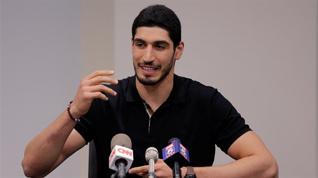 Enes Kanter promluvil na tiskov konferenci o sv touze zskat americk obanstv a postavil se tureckmu reimu.