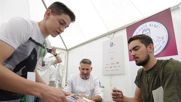 esk basketbalov hvzda Tom Satoransk se bhem Prague Food Festival na Vyehrad podepisuje fanoukm.