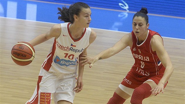 Česká basketbalistka Veronika Voráčková (vlevo) útočí kolem Saši Čadové ze Srbska.