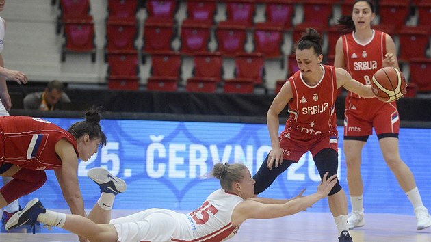 Česká basketbalistka Eva Kopecká (v bílém) padá na palubovku během utkání se Srbskem.