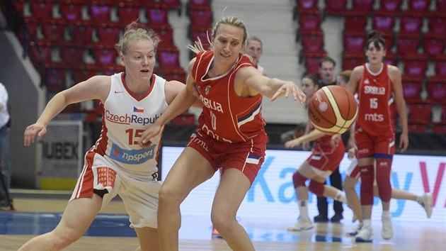 Česká basketbalistka Eva Kopecká (vlevo) v souboji s Adrianou Kněževičovou ze Srbska