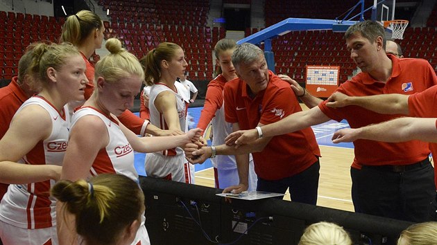 esk basketbalistky a jejich treni bhem oddechovho asu. Zleva stoj Eva Kopeck, Petra Zplatov, Kateina Elhotov, Veronika Vorkov, trenr Ivan Bene, asistent Tom Eisner.