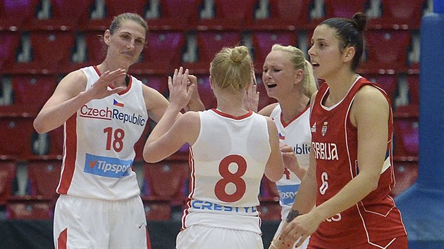 esk basketbalistky se raduj z poveden akce proti Srbsku. zleva Ilona Burgrov, Petra Zplatov a Michaela Stejskalov. Vpravo srbsk hrka Saa adov.