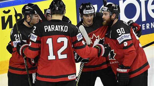 Kanadští hokejisté slaví gól v semifinále mistrovství světa proti Rusku.