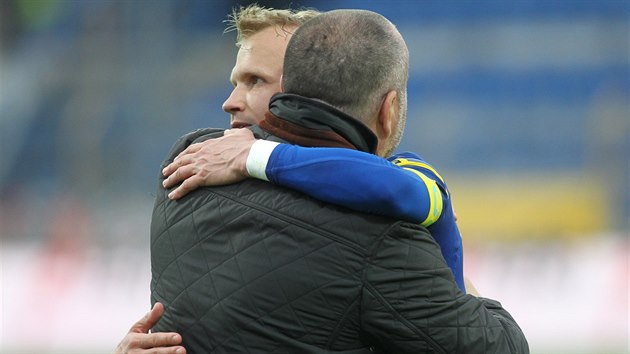 Jihlavský kouč Josef Jinoch (zády) se objímá s Lukášem Vaculíkem po definitivě záchrany v první lize
