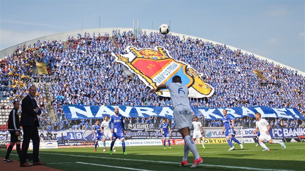 TO JE KOTEL. Ostravt fanouci na stadionu v Olomouci