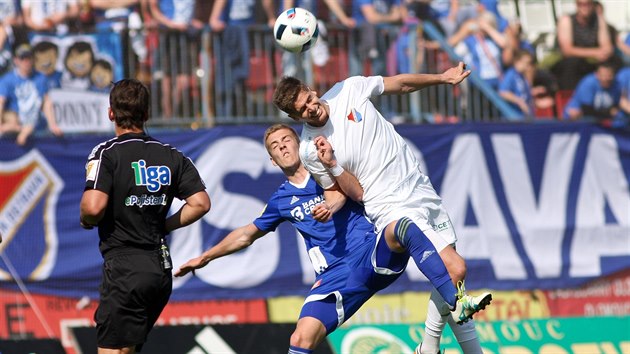 Hlavikov souboj v utkn Olomouc (modr) vs. Ostrava