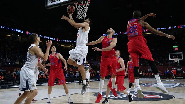 Basketbalista Realu Madrid Felipe Reyes (v blm) zakonuje v euroligov bitv o bronz, brn ho James Augustine z CSKA Moskva.