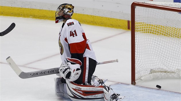 Brank Ottawy Craig Anderson inkasuje gl v utkn proti Pittsburghu.