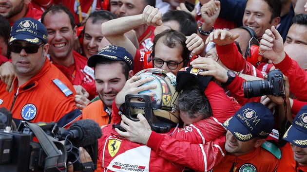 Sebastian Vettel slav triumf ve Velk cen Monaka.