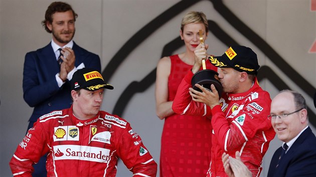 MLASK. Sebastian Vettel lb trofej pro vtze Velk ceny Monaka.