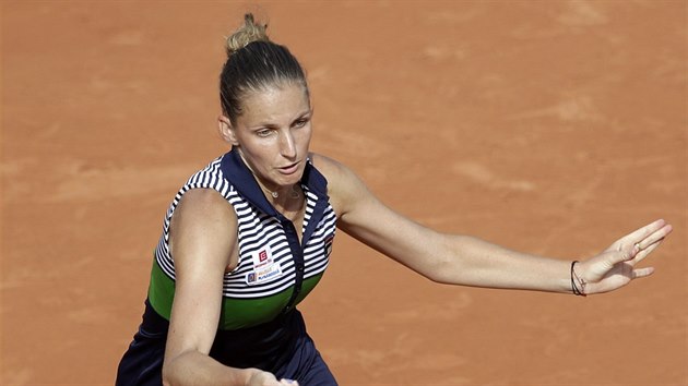 Karolna Plkov a jej forhend v 1. kole Roland Garros.