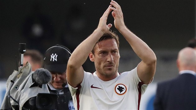 msk legenda Francesco Totti dkuje fanoukm po utkn ve Veron proti Chievu.