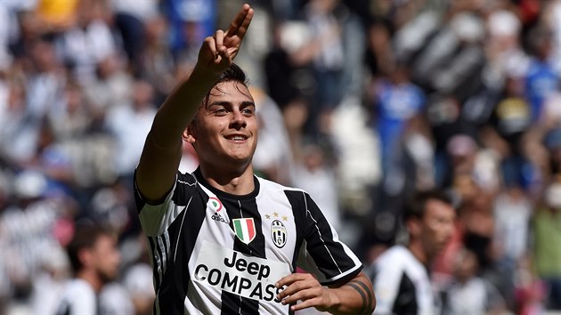 tonk Juventusu Paulo Dybala se raduje z glu do st Crotone v pedposlednm kole italsk ligy.