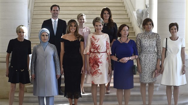 První dáma Francie Brigitte Macronová, manelka tureckého prezidenta Emine...
