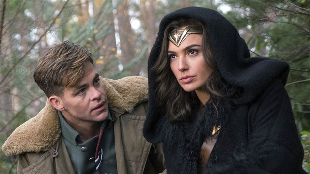 Chris Pine a Gal Gadotov ve filmu Wonder Woman (2017)