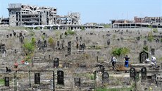 Rozstřílený hřbitov u doněckého letiště (6. května 2017)