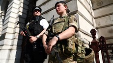 Britská vláda poslala do ulic stovky policist (25. kvtna 2017)