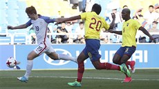 Americký útoník Joshua Sargent dává jednu ze svých dvou branek v duelu s...