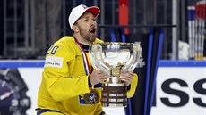 Joel Lundqvist s trofejí pro mistry svta.