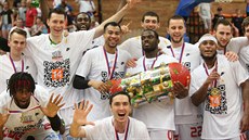 ZASE MY. Po�trnácté za sebou slaví basketbalisté Nymburka titul v �eské lize.