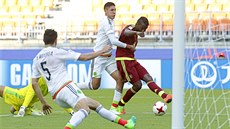 Venezuelský útoník Sergio Córdova (vpravo)rozhoduje utkání s Mexikem.