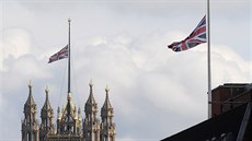Vlajka nad britským parlamentem visí na pl erdi jako pieta za obti...