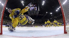 védský hokejista William Nylander pi oslavách zboural brankáe Henrika...