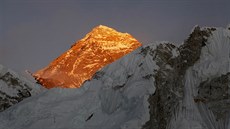 Mount Everest na snímku z listopadu 2015
