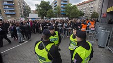 Policisté ped koncertem Depeche Mode hlídkují ped stadionem v praském Edenu...