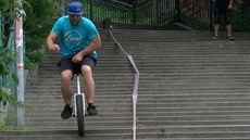 eský rekordman sjel Nuselské schody na jednokolce